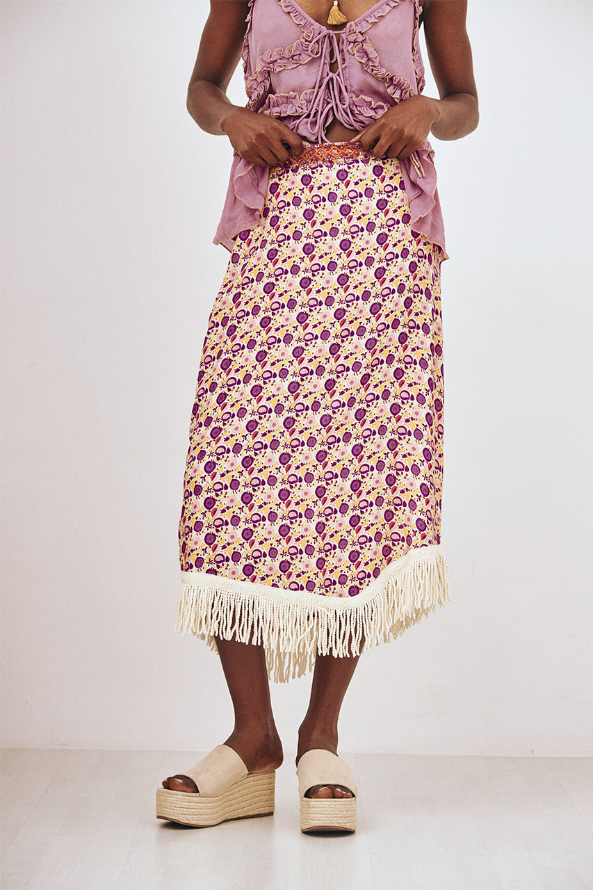 FALDA MIDI ASIMÉTRICA ESTAMPADA BORDADA CON FLECOS - ROSA
