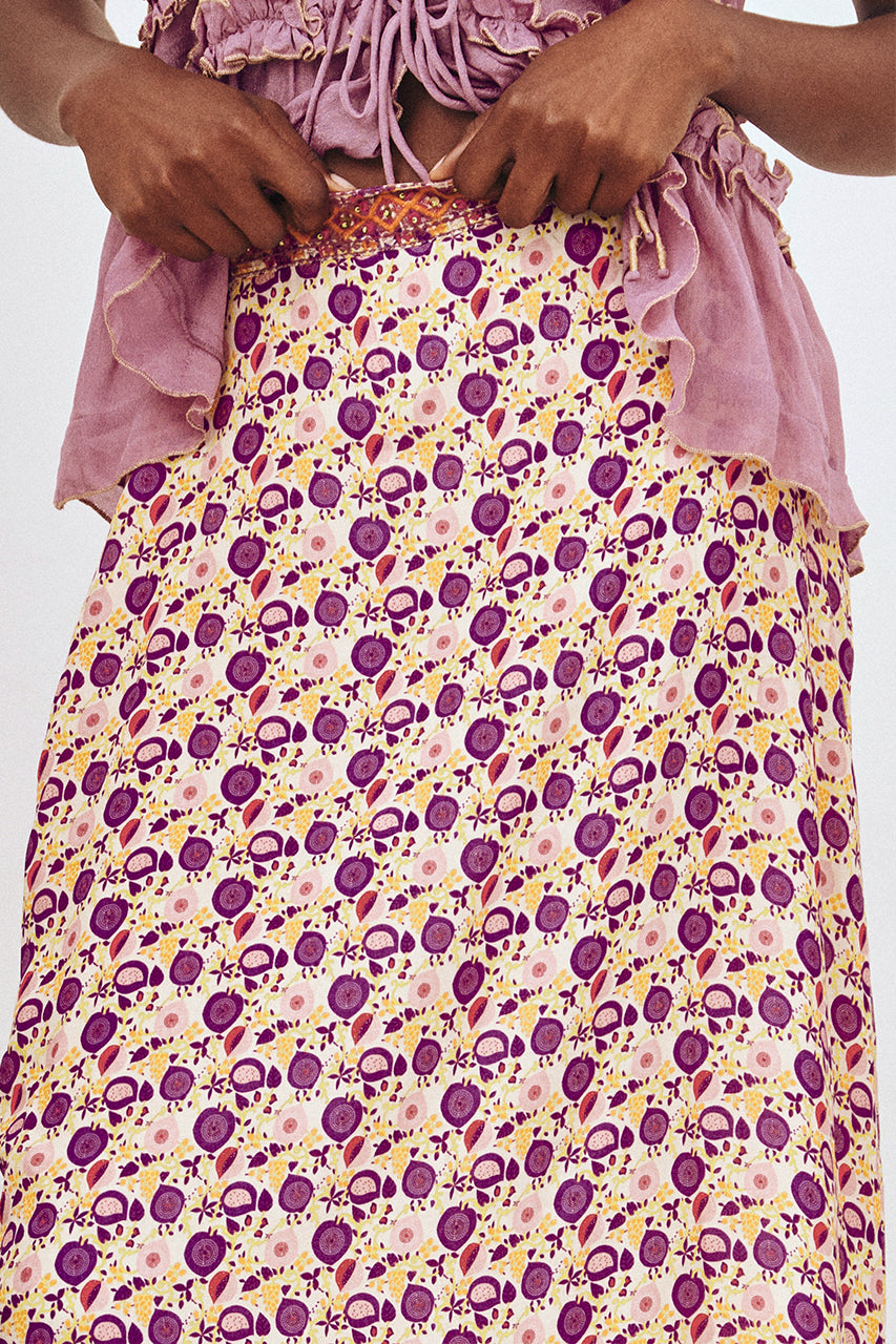 FALDA MIDI ASIMÉTRICA ESTAMPADA BORDADA CON FLECOS - ROSA