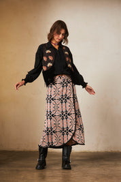 Plain short vest with embroidery - black