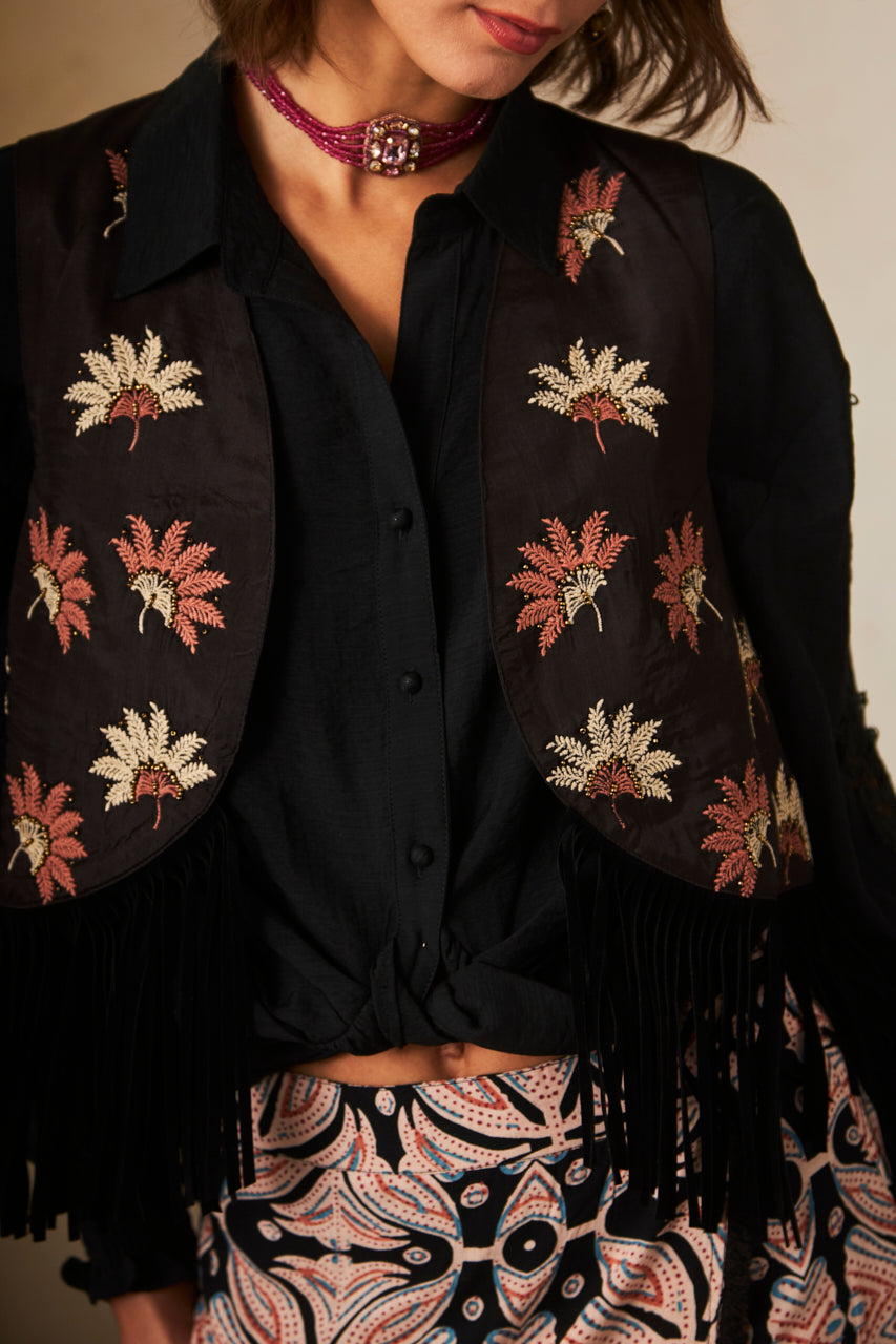 Plain short vest with embroidery - black