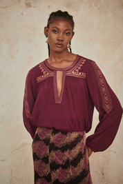BLUSA OVERSIZE MANGA LARGA ESTAMPADA CON BORDADOS - WINE