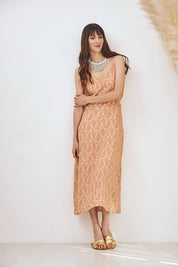VESTIDO MIDI ESTAMPADO CON CUT OUTS BORDADO - OCRE