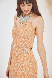 VESTIDO MIDI ESTAMPADO CON CUT OUTS BORDADO - OCRE