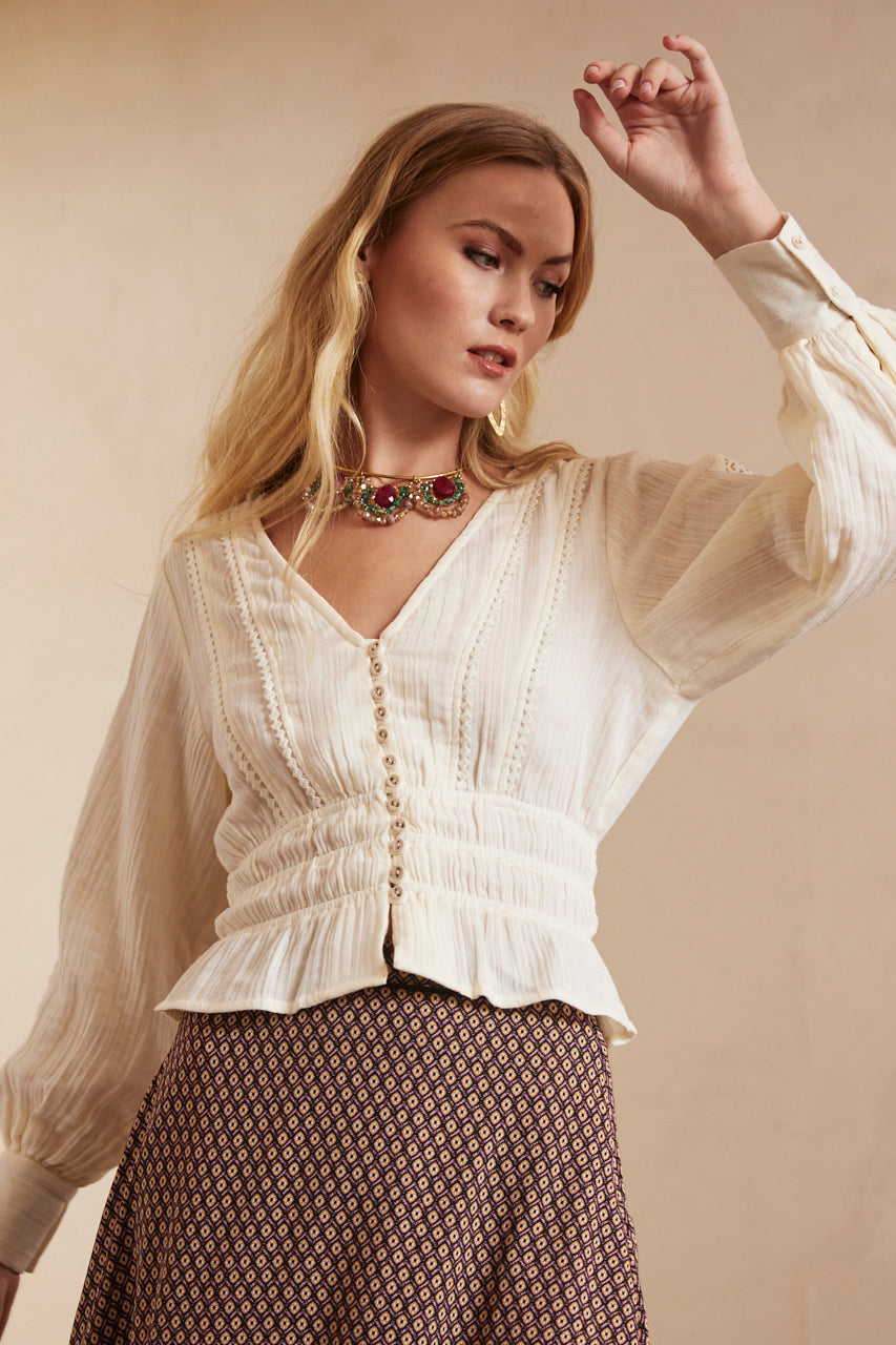 BLUSA AJUSTADA LISA CON GOMAS - ECRU