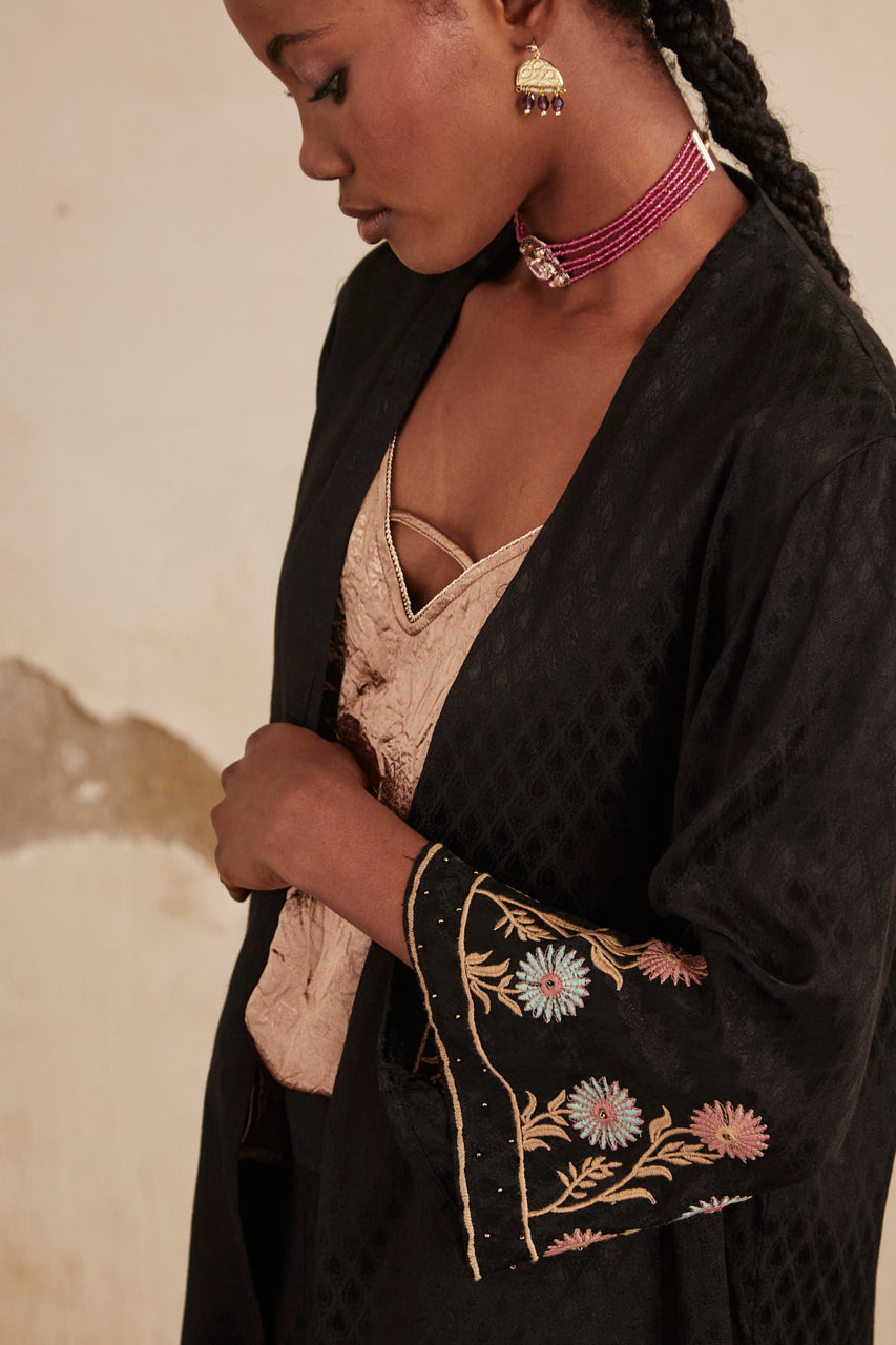 Long flowing kimono with embroidery - black