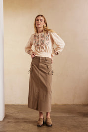 BLUSA AJUSTADA LISA CON BORDADOS Y GOMAS - ROSE