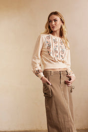 BLUSA AJUSTADA LISA CON BORDADOS Y GOMAS - ROSE