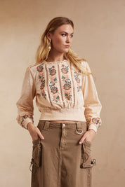 BLUSA AJUSTADA LISA CON BORDADOS Y GOMAS - ROSE