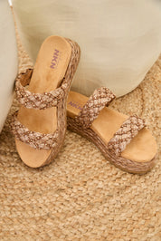 SANDALIAS PLATAFORMA DOBLE TIRA RAFIA TRENZADA - CAMEL