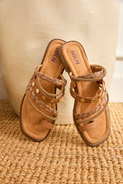 SANDALIAS MIX TIRAS STRASS Y TACHUELAS - CAMEL