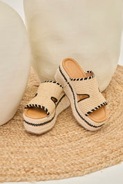 SANDALIAS PLATAFORMA RAFIA DETALLES BICOLOR  - CRUDO