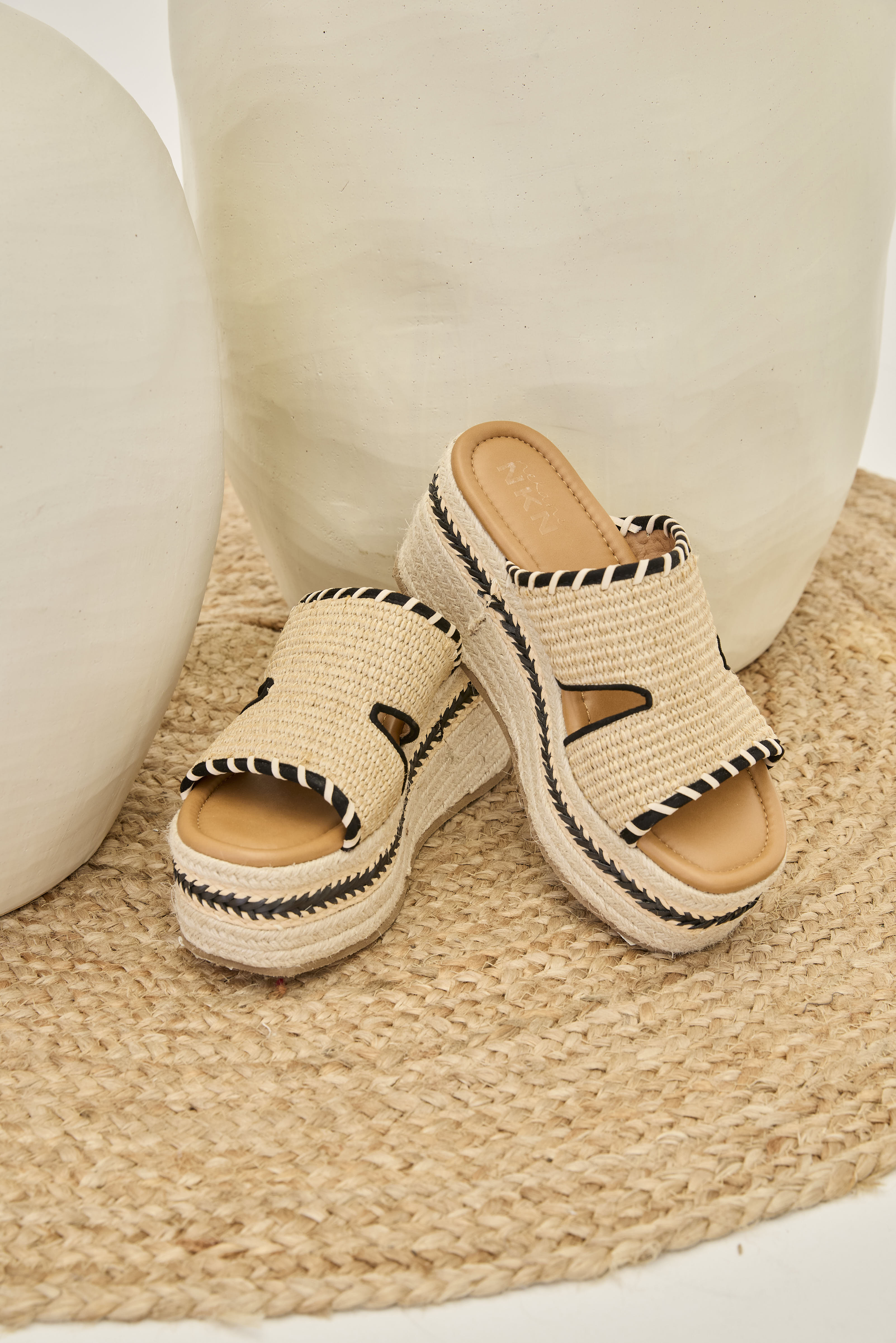 SANDALIAS PLATAFORMA RAFIA DETALLES BICOLOR  - CRUDO