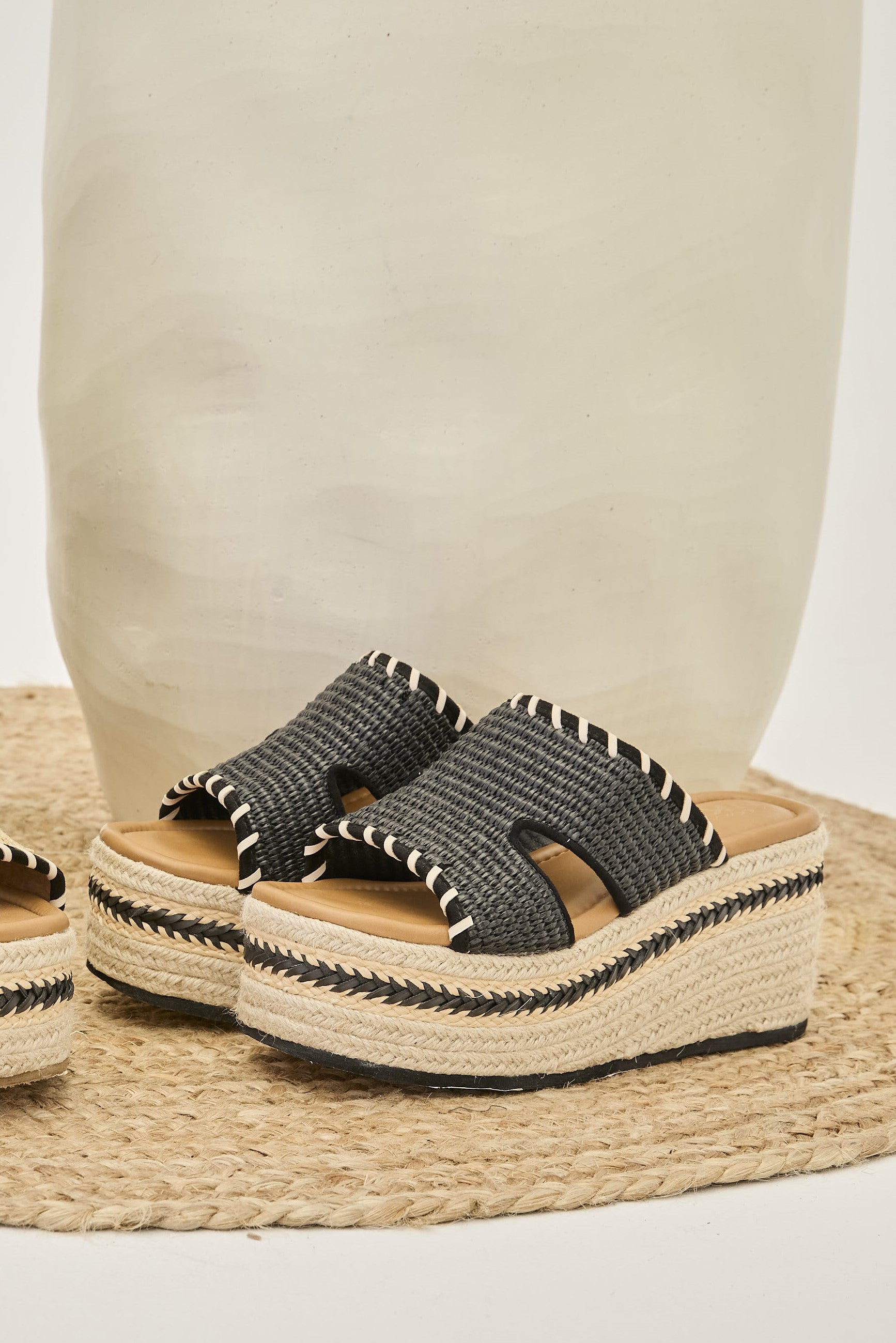 SANDALIAS PLATAFORMA RAFIA DETALLES BICOLOR  - NEGRO