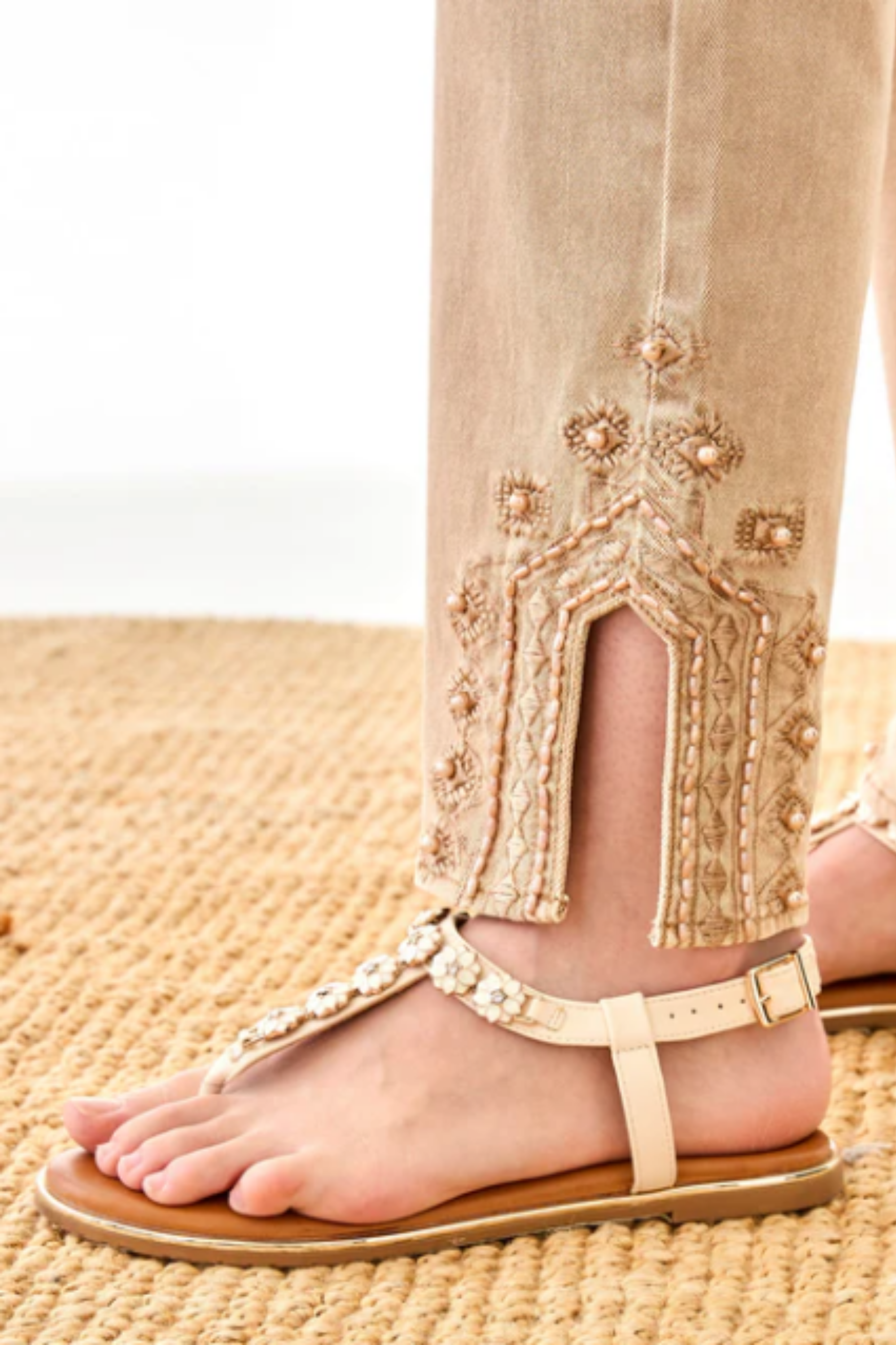 SANDALIAS ESCLAVA FLORES - CRUDO