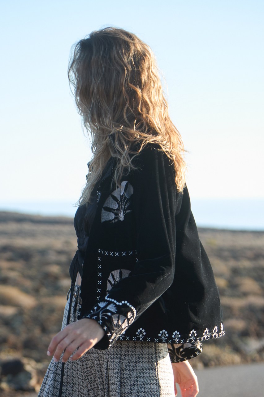 CHAQUETA EN TERCIOPELO BORDADO - BLACK