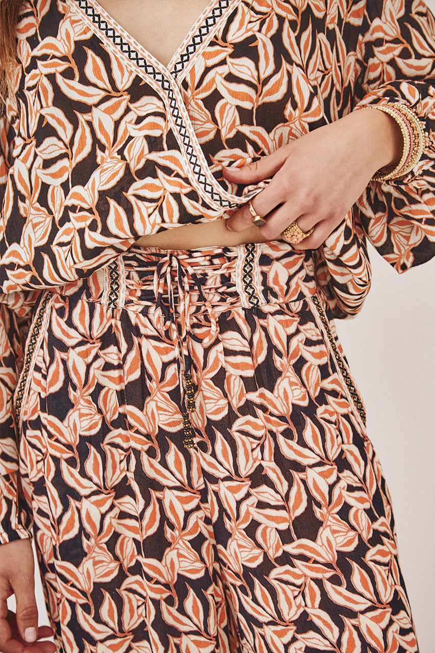 PANTALÓN CORSARIO ESTAMPADO CON BORDADO - NEGRO