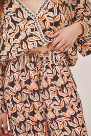 PANTALÓN CORSARIO ESTAMPADO CON BORDADO - NEGRO