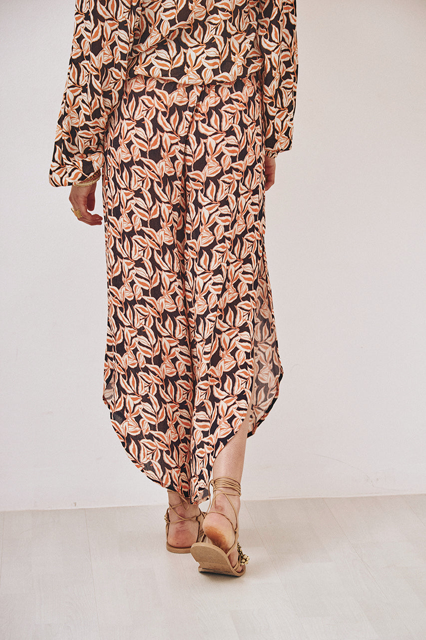 PANTALÓN CORSARIO ESTAMPADO CON BORDADO - NEGRO