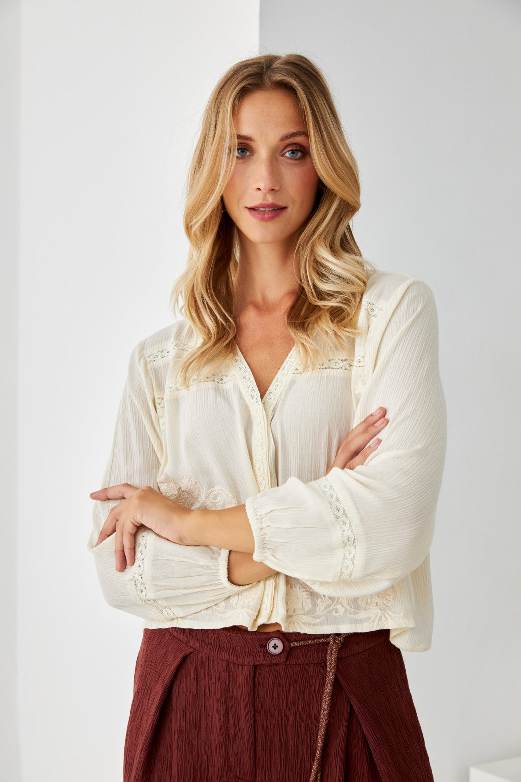 BLUSA TEXTURA BORDADOS PAISLEY - IVORY