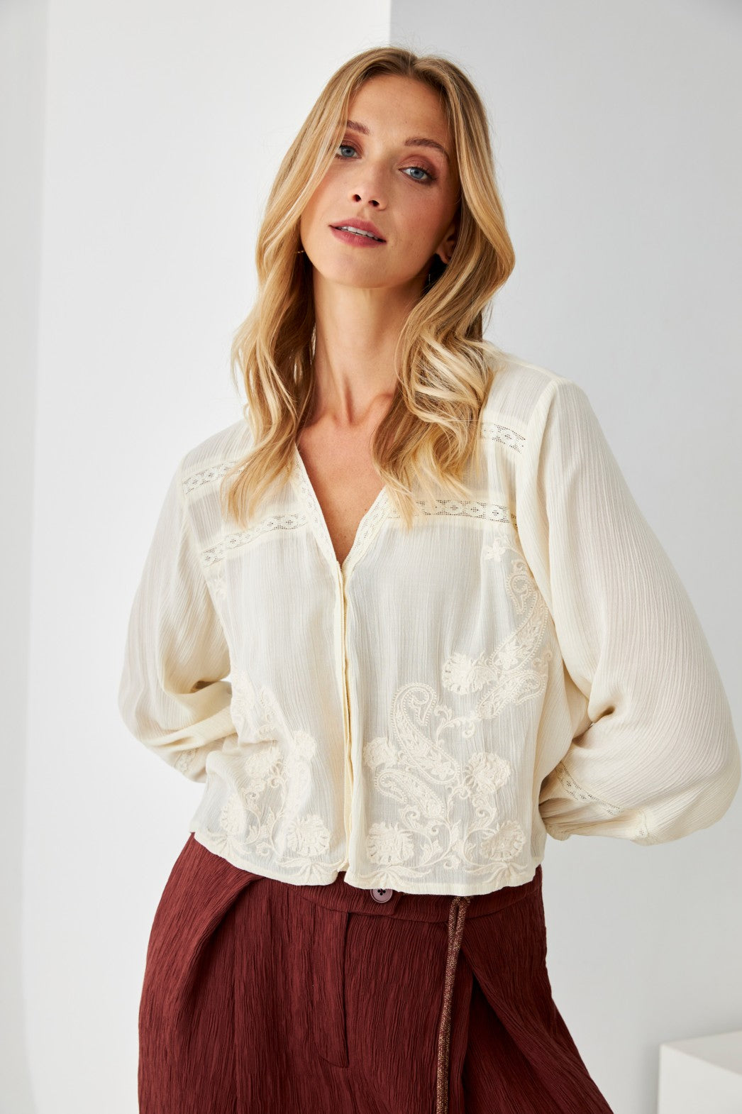 BLUSA TEXTURA BORDADOS PAISLEY - IVORY