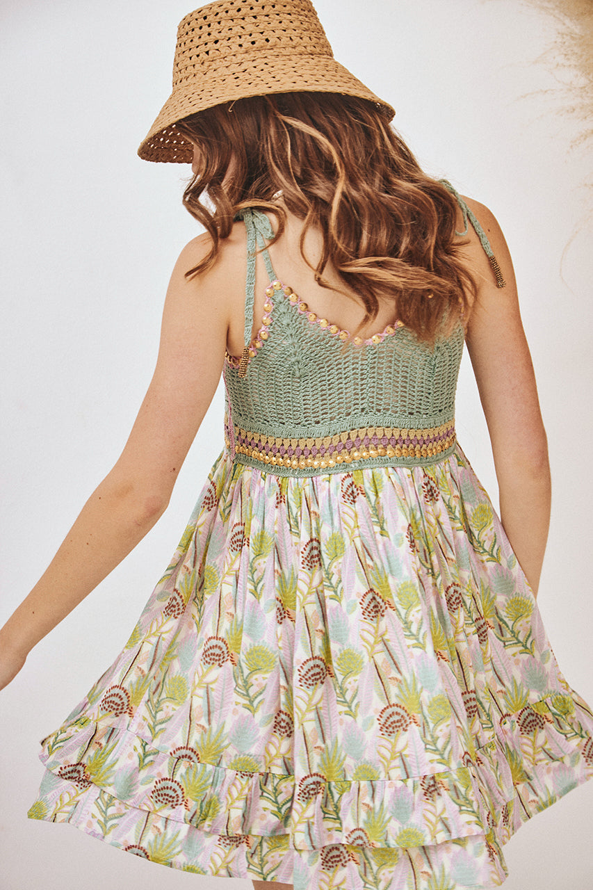 VESTIDO CORTO ESTAMPADO CON CROCHET - VERDE