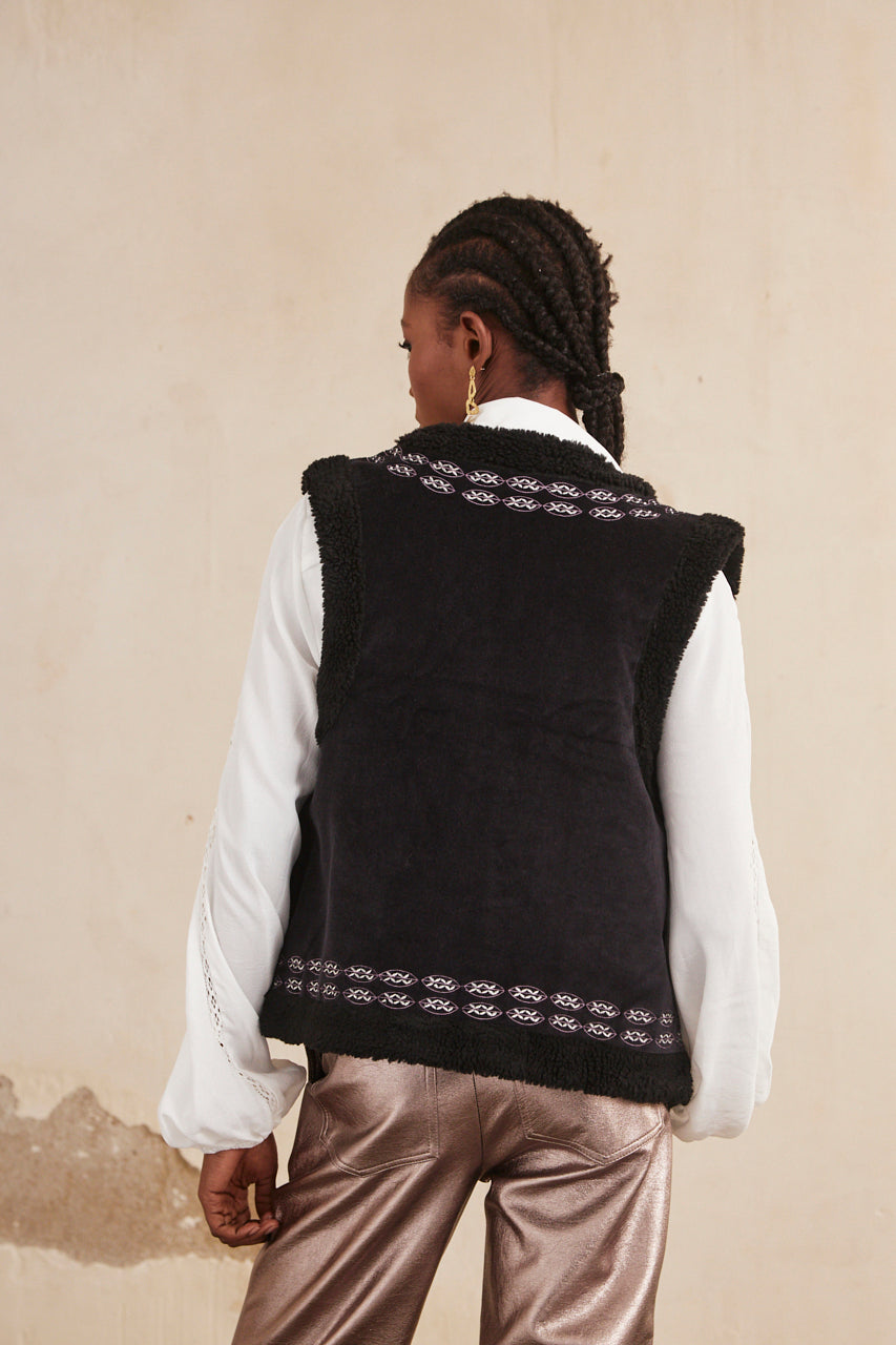 CHALECO BORDADO CON BOREGUITO - BLACK