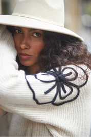 JERSEY FLORES BORDADAS CONSTRASTE - IVORY