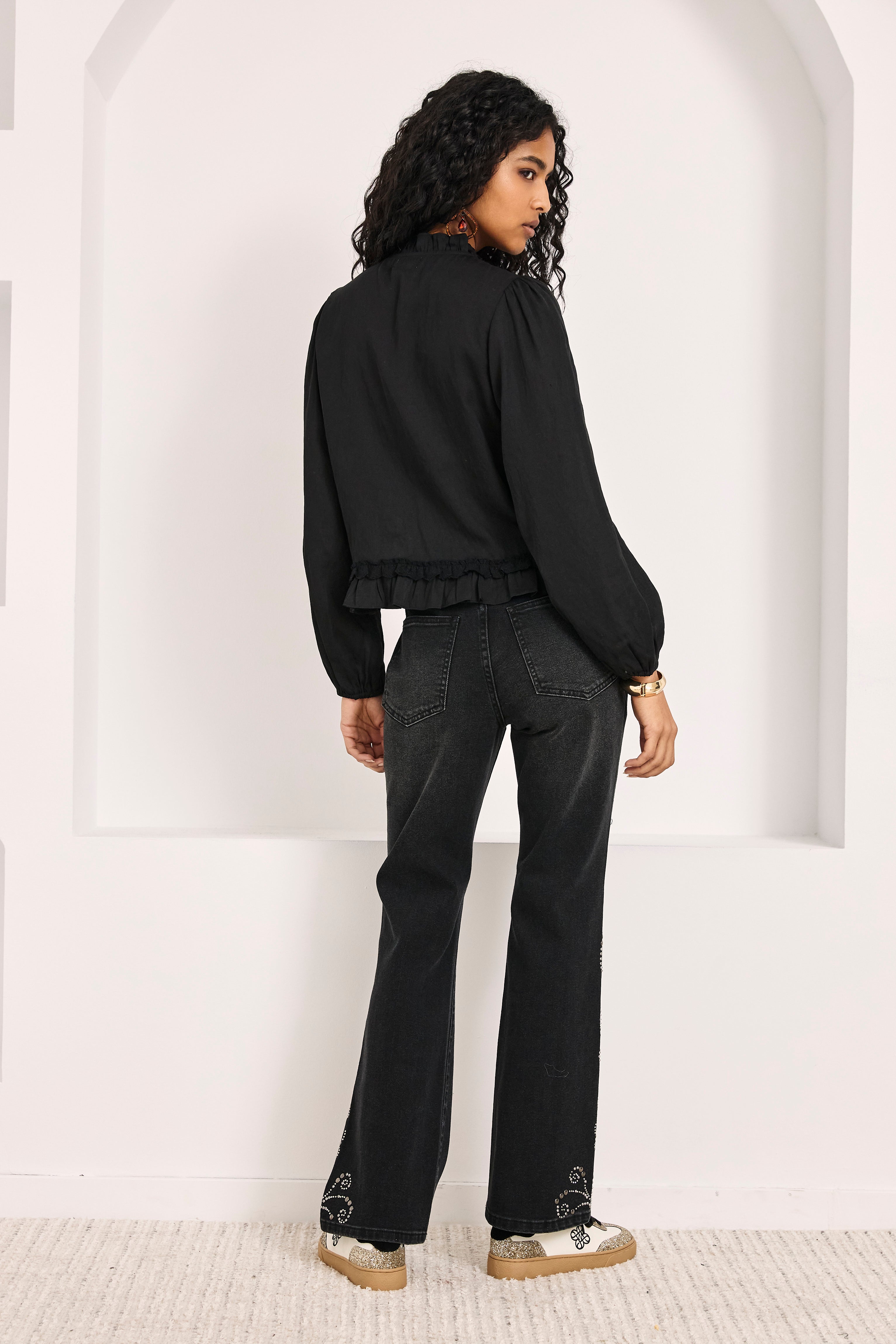 JEANS SLIM BOOT CUT TACHUELAS - NEGRO