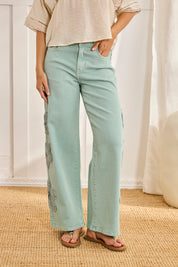 JEANS RECTOS BORDADO FLORAL - AZUL