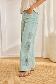 JEANS RECTOS BORDADO FLORAL - AZUL