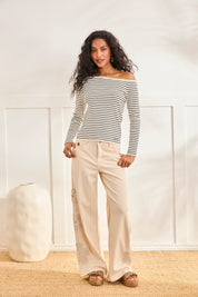 JEANS RECTOS BORDADO FLORAL - CRUDO