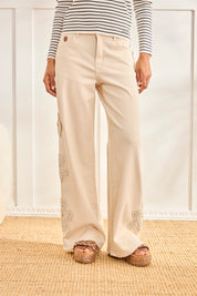 JEANS RECTOS BORDADO FLORAL - CRUDO