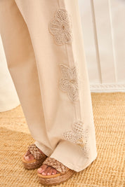 JEANS RECTOS BORDADO FLORAL - CRUDO