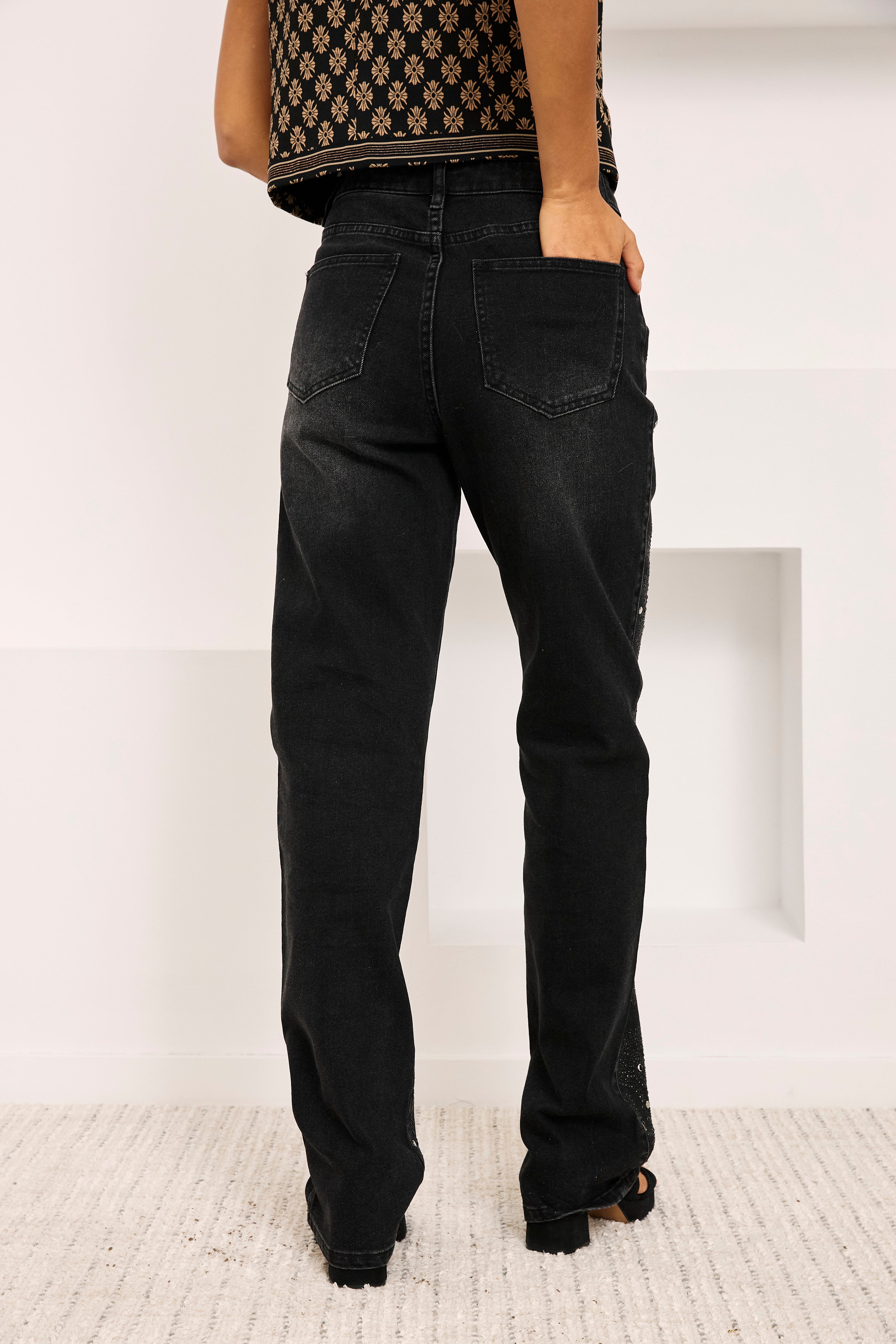 JEANS TACHUELAS ALL OVER - NEGRO