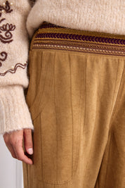 PANTALÓN JOGGER RAYAS CINTURA FANTASÍA - CAMEL