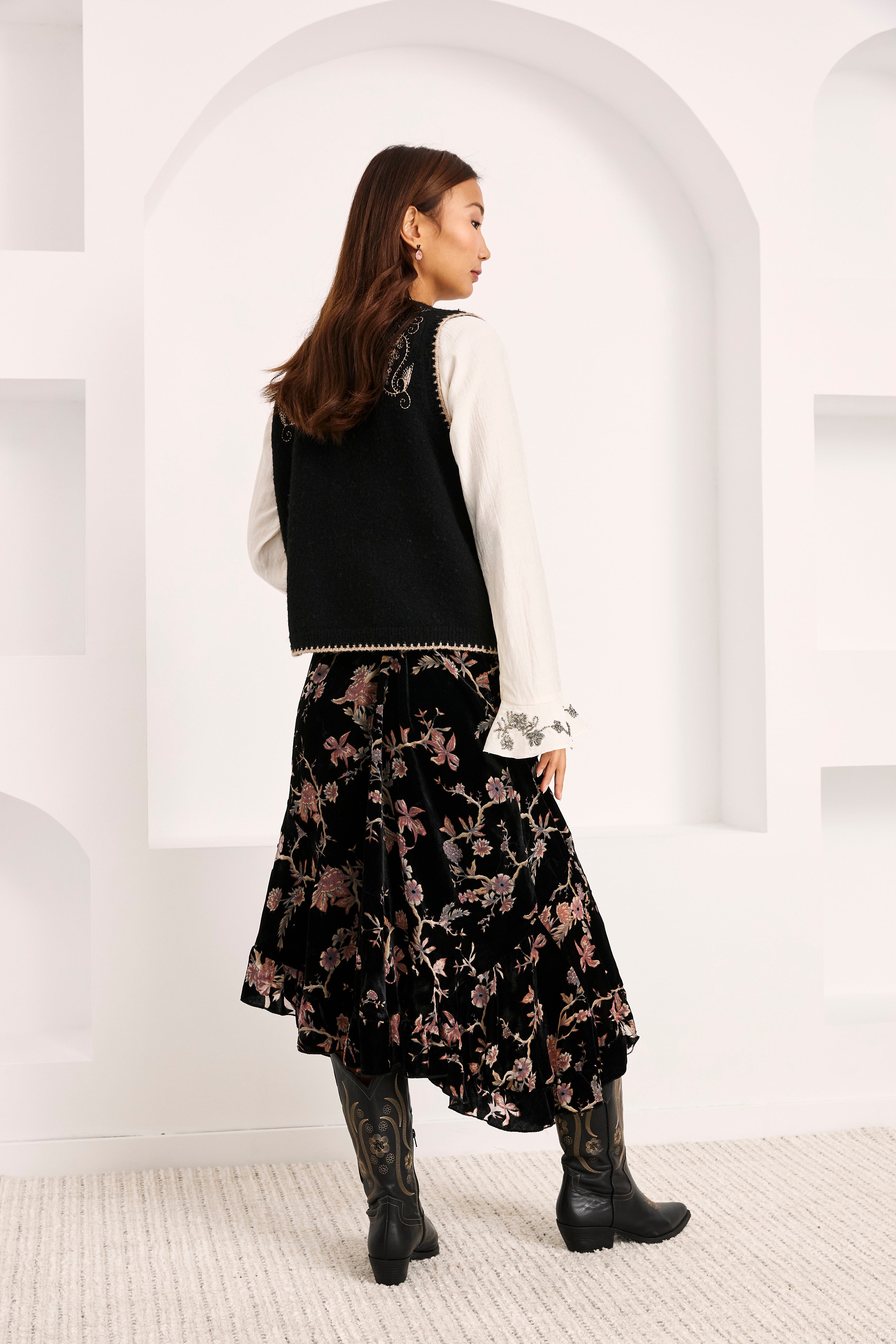 FALDA MIDI TERCIOPELO FLOCADO FLORES - NEGRO
