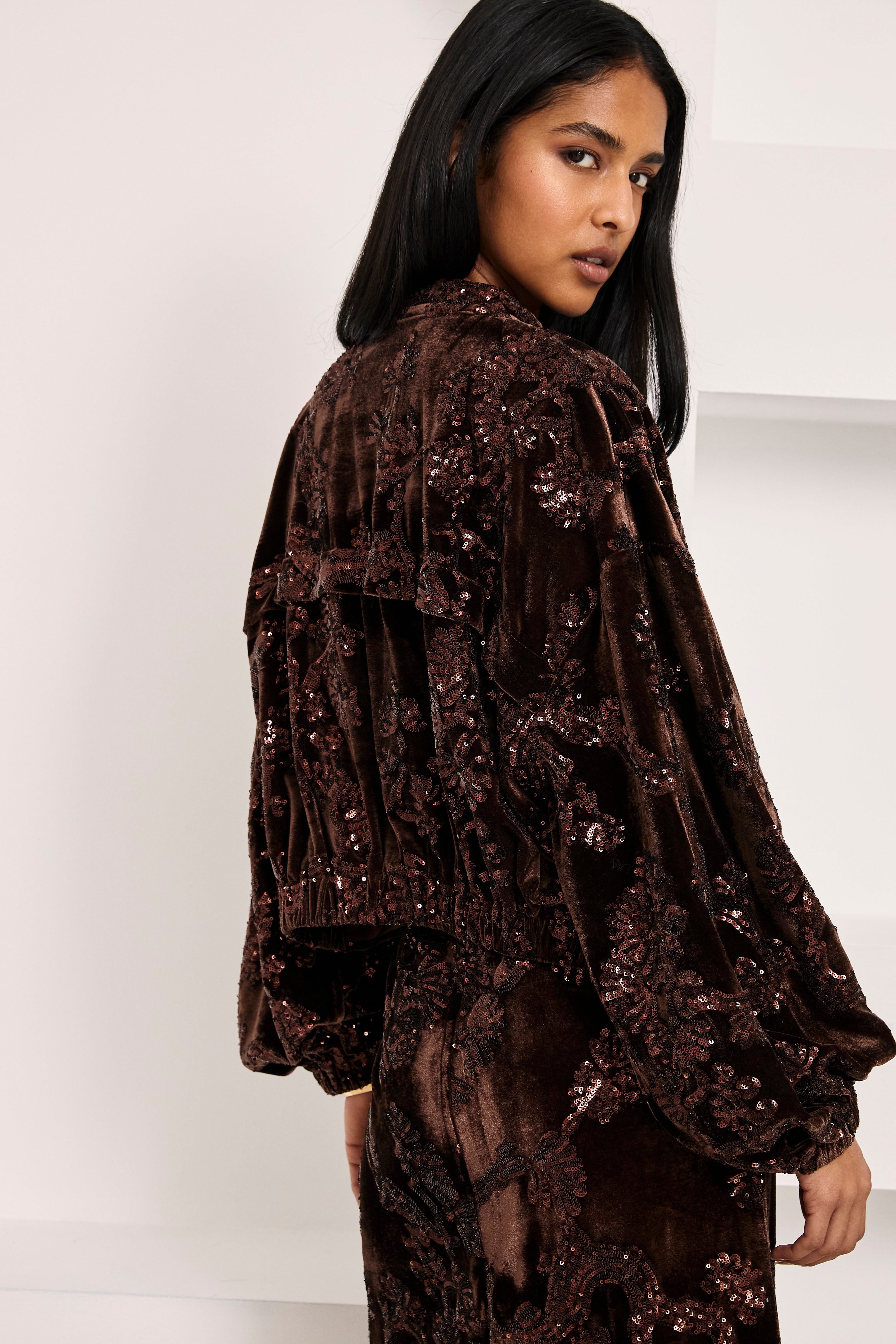 CHAQUETA ANUDADA TERCIOPELO LENTEJUELAS - CHOCOLATE