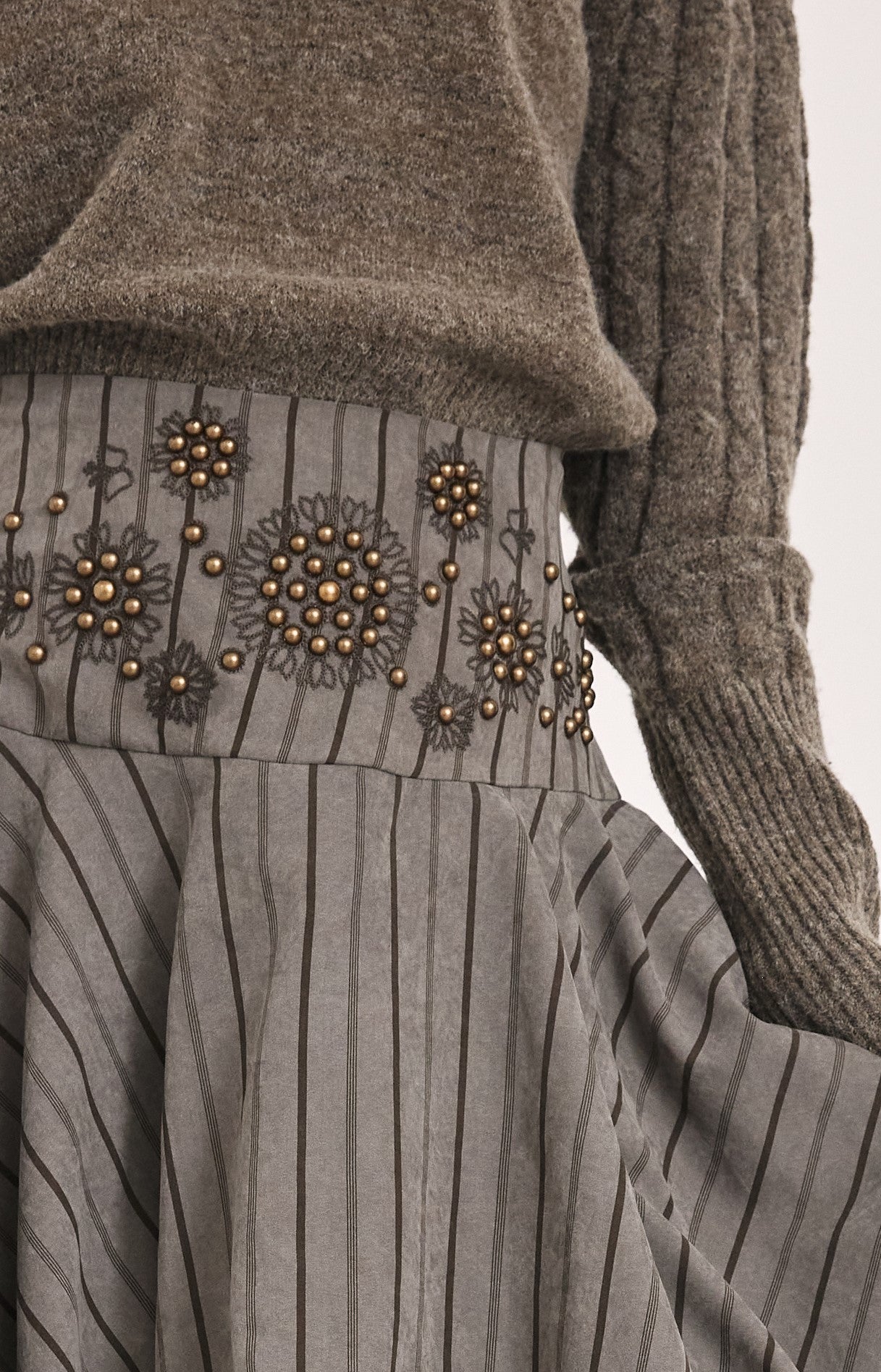 MINIFALDA GLOBO TACHUELAS - GRIS