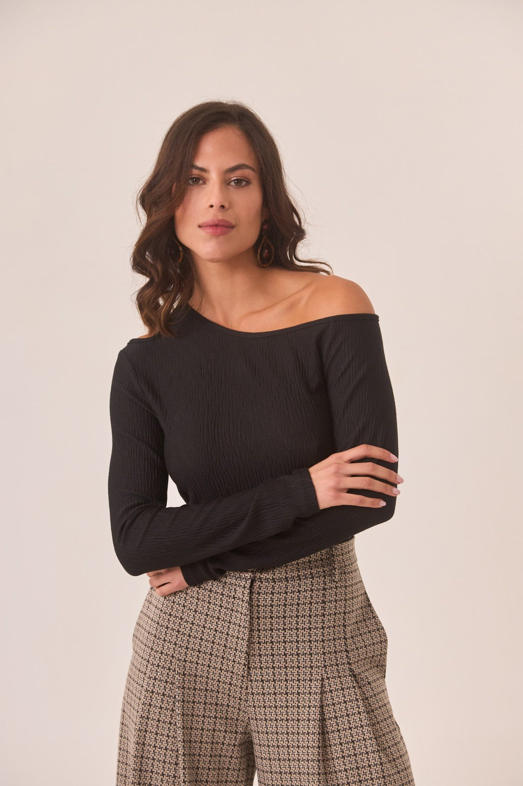 TOP ASIMÉTRICO CUT OUT - BLACK