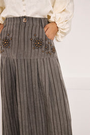 FALDA PINZAS RAYAS Y TACHUELAS - GRIS