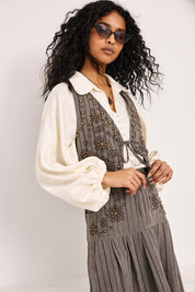 CHALECO RAYAS Y TACHUELAS - GRIS