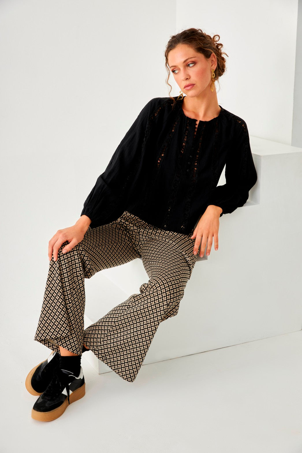 BLUSA DETALLES CALADOS - BLACK