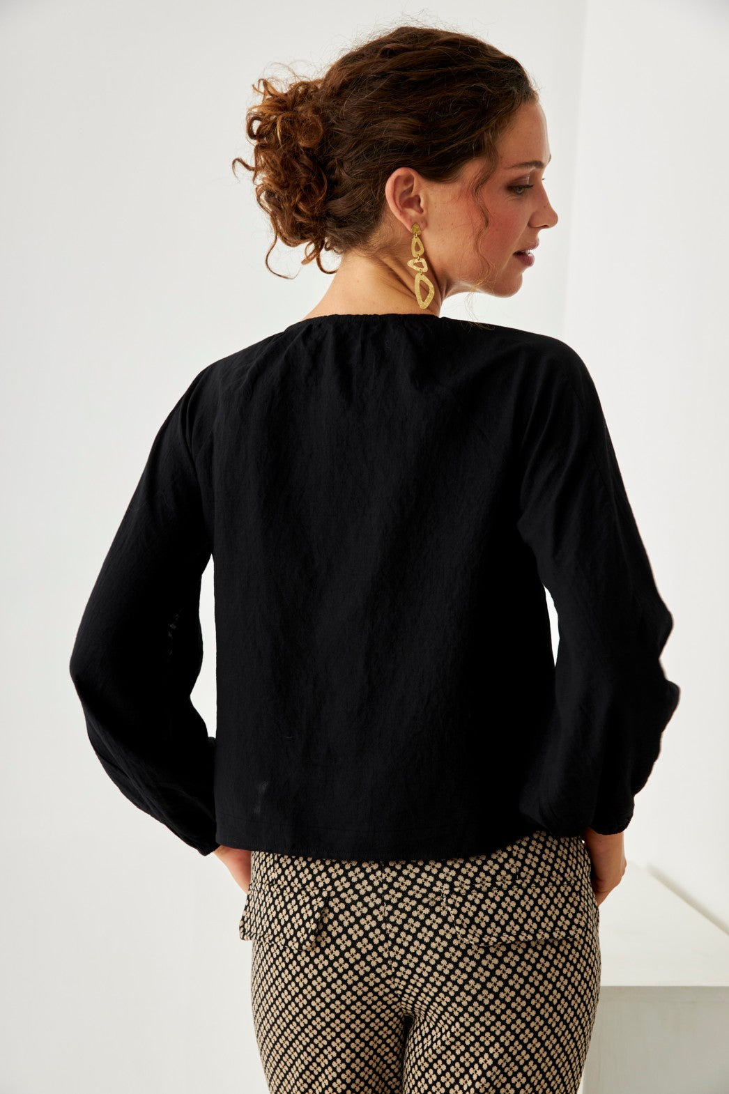 BLUSA DETALLES CALADOS - BLACK