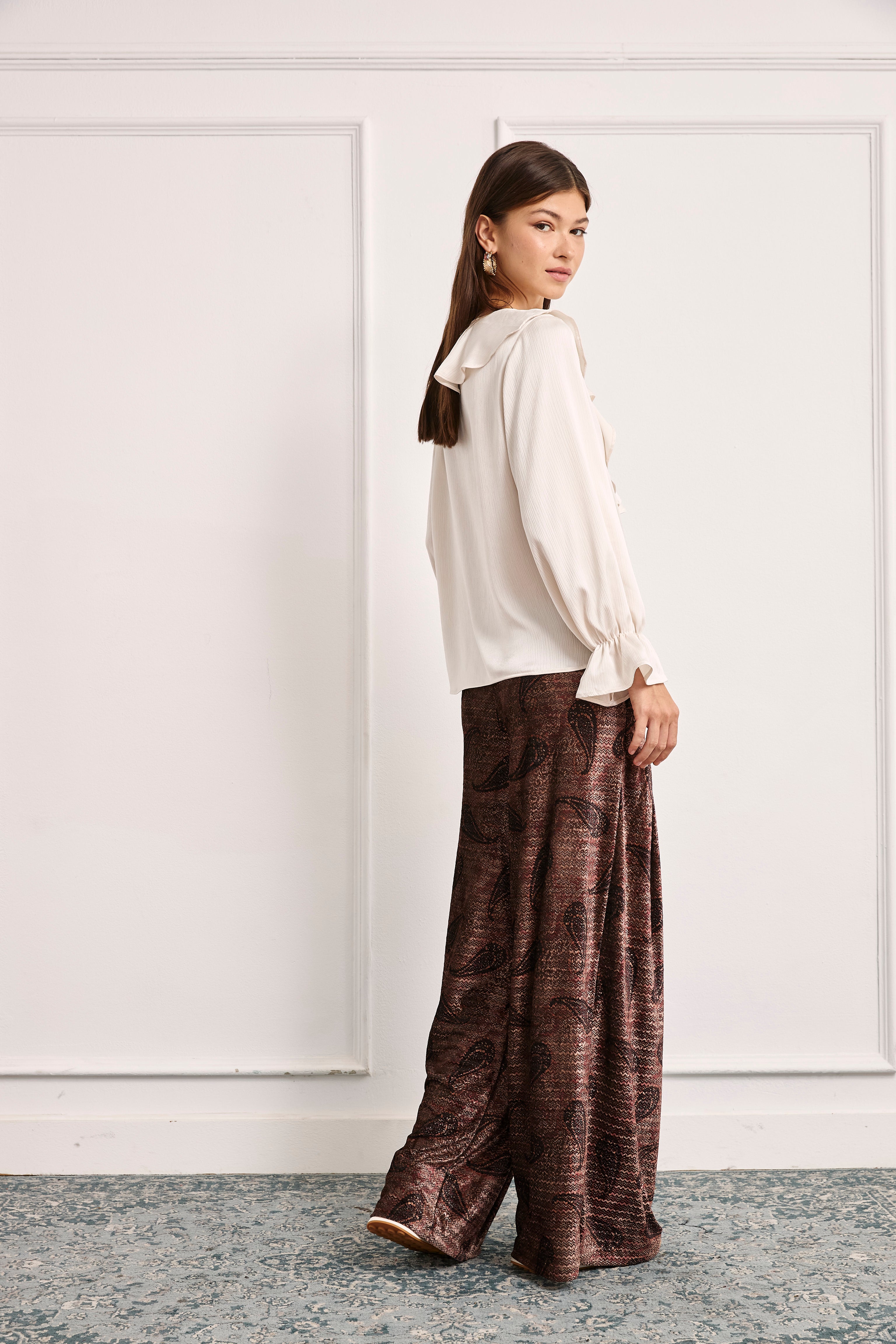 BLUSA SATINADA CUELLO VOLANTES - IVORY