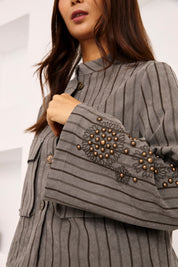 CHAQUETA RAYAS TACHUELAS - GRIS