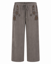 PANTALÓN WIDE LEG RAYAS Y TACHUELAS - GRIS