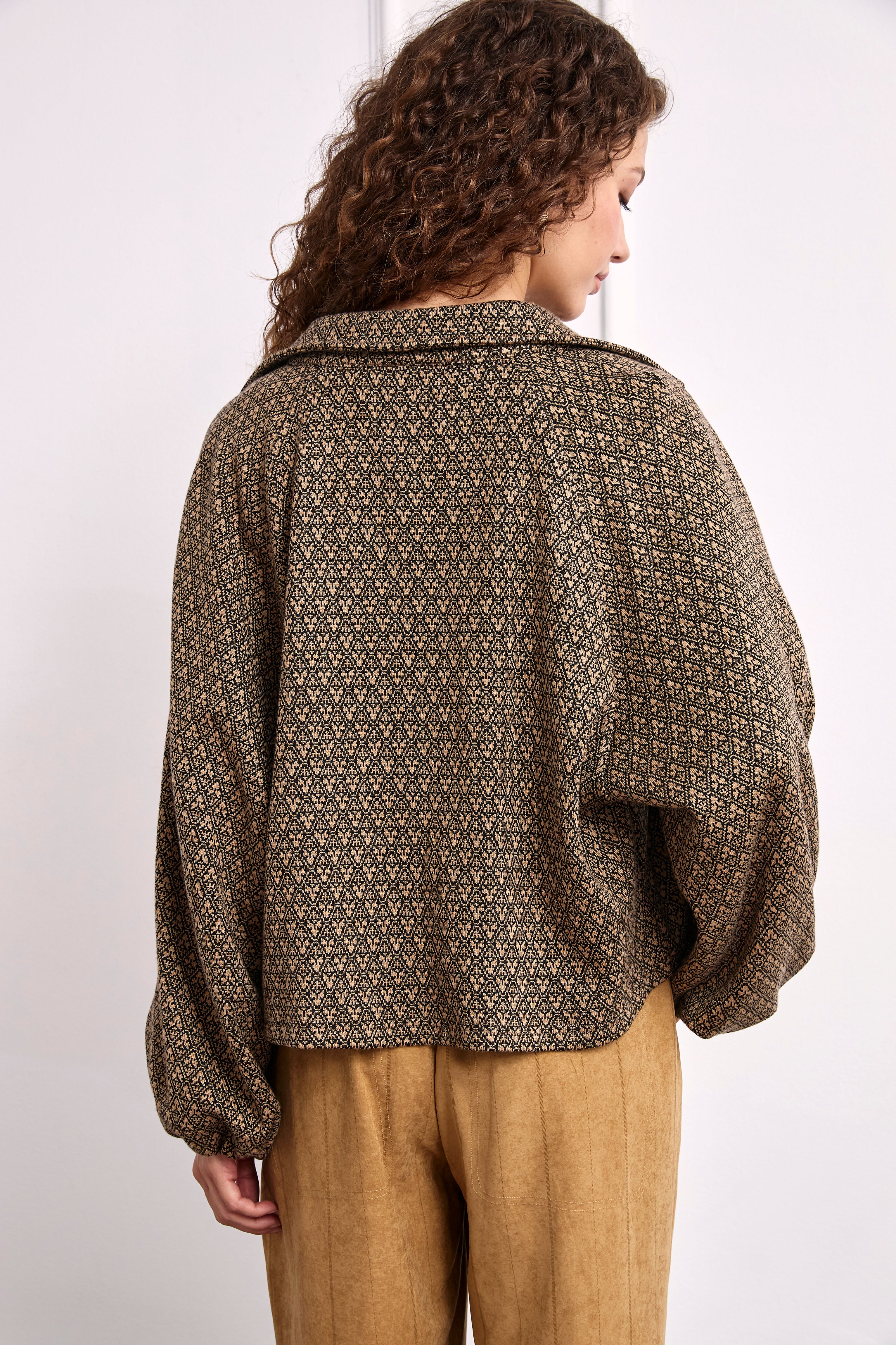 CHAQUETA CORTA PATTERN JACQUARD - CAMEL