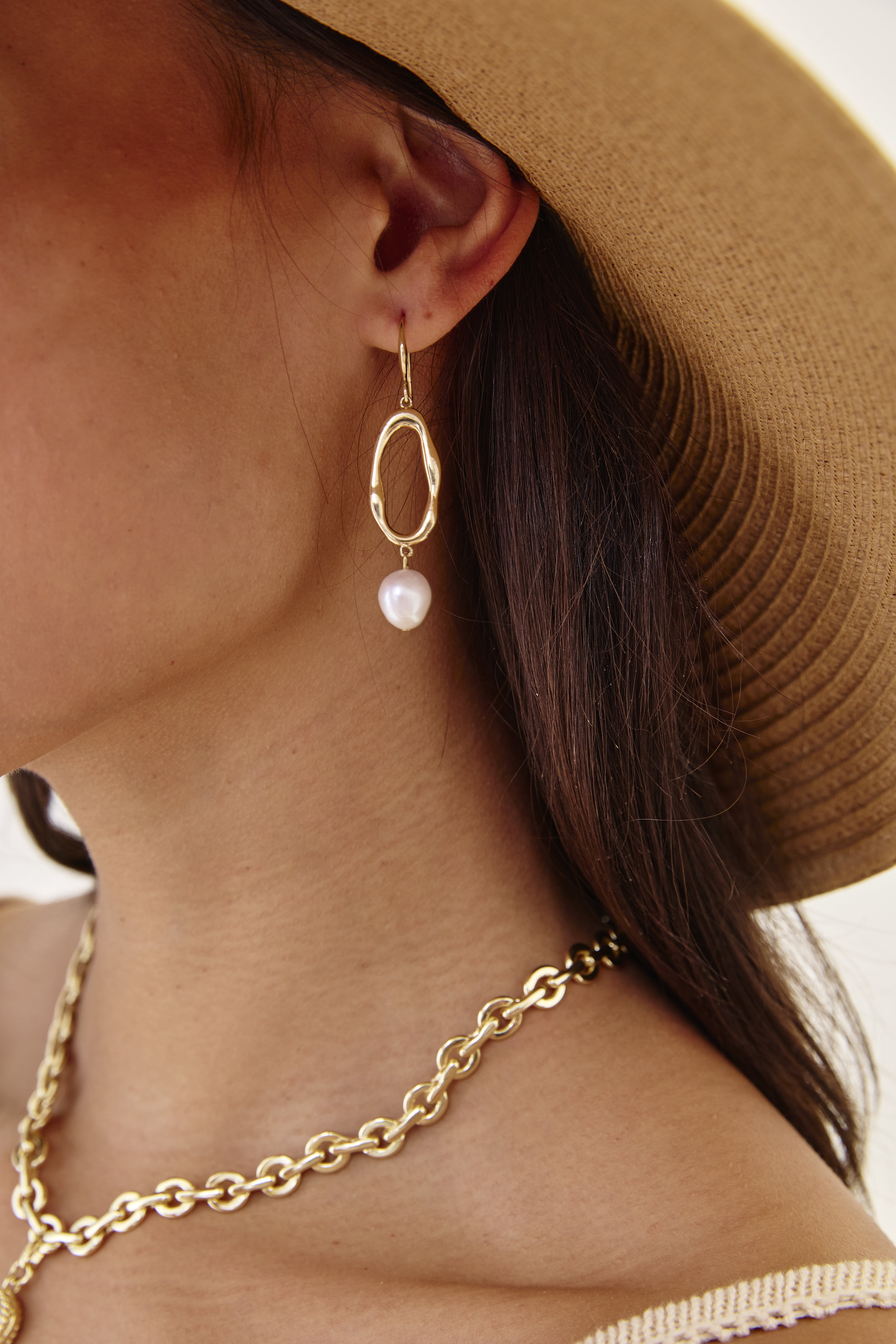 OVAL AND PEARL PENDANT EARRINGS - WHITE