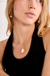 OVAL AND PEARL PENDANT EARRINGS - WHITE