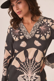 VESTIDO CORTO MODAL CON ESTAMPADO POSICIONAL - BLACK